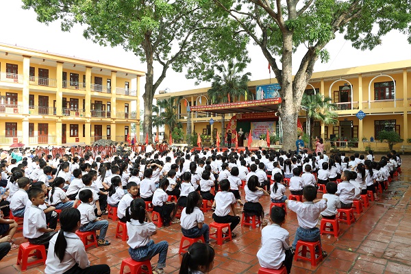 Công tác xác định, đánh dấu vị trí nghi có bom mìn.
