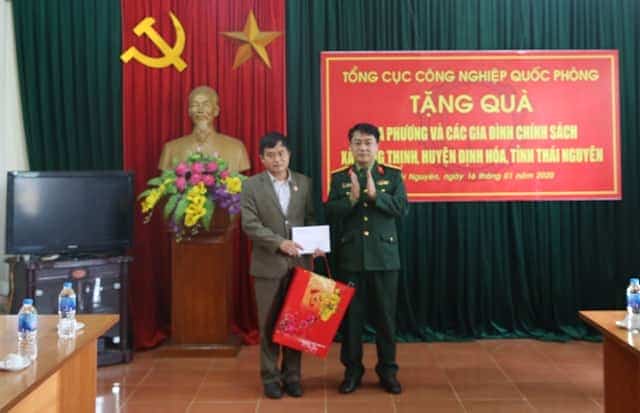 <span>Đại diện lãnh đạo, chỉ huy Nhà máy Z115 tặng quà cho xã Đồng Thịnh, huyện Định Hóa, tỉnh Thái Nguyên.</span>