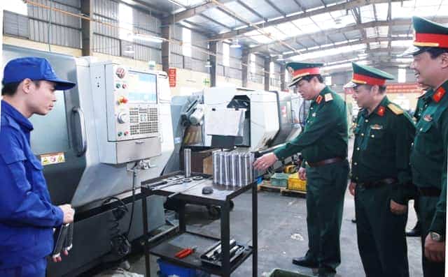 <span>Trung tướng Trần Hồng Minh, Chủ nhiệm Tổng cục CNQP, kiểm tra chất lượng tạo phôi phục vụ sản xuất quốc phòng của Nhà máy Z117.</span>