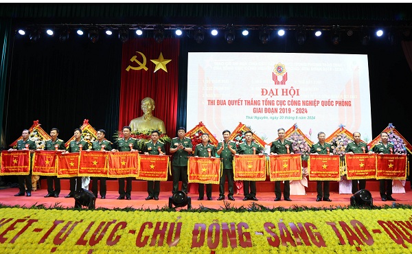 Trung tướng Hồ Quang Tuấn, Chủ nhiệm Tổng cục CNQP và Trung tướng Nguyễn Mạnh Hùng, Chính ủy Tổng cục CNQP, trao Cờ thi đua tặng các tập thể có thành tích xuất sắc trong phong trào TĐQT giai đoạn 2019 -2024.