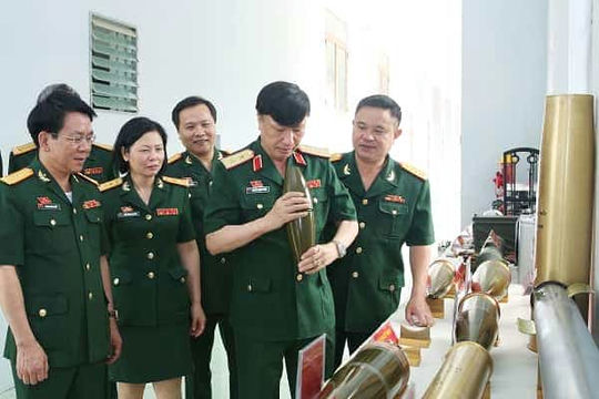 <span>Thủ trưởng Tổng cục và các đại biểu xem một số sản phẩm do Nhà máy Z183 sản xuất trưng bày tại Đại hội.</span>