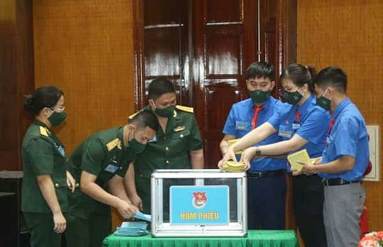 Kiểm phiếu bầu Ban Chấp hành Đoàn cơ sở Nhà máy Z121, nhiệm kỳ 2022-2027.