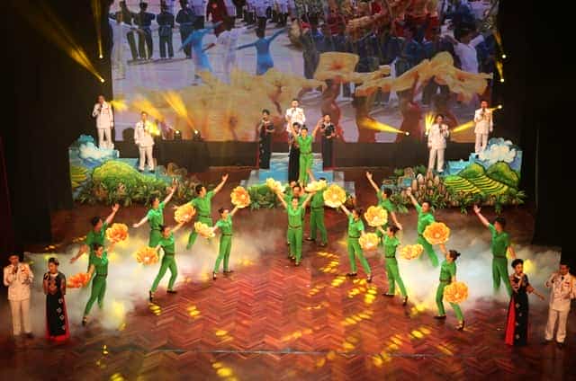 <span>Tiết mục hát múa “Đoàn quân Việt Nam đi và khúc tráng ca người lính”.</span>