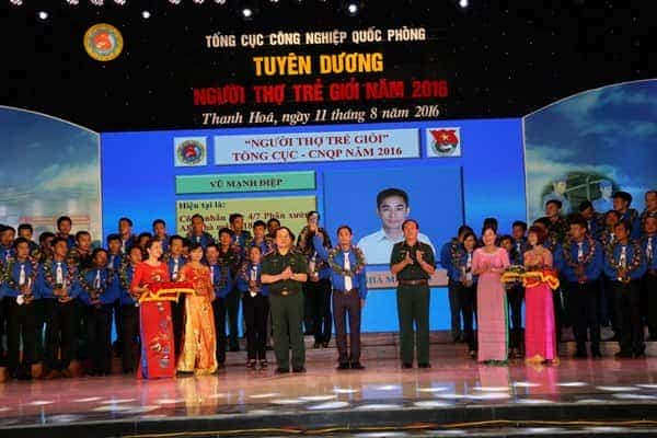 Lãnh đạo, chỉ huy Tổng cục CNQP trao tặng danh hiệu “Người thợ