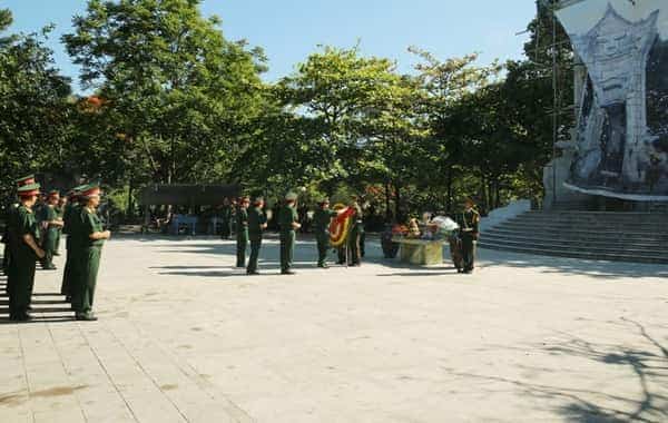 Đoàn đại biểu Tổng cục CNQP dâng hương tại Nghĩa trang Liệt sĩ Vị Xuyên (tỉnh Hà Giang) và Nghĩa trang Liệt sĩ Trường Sơn (tỉnh Quảng Trị).