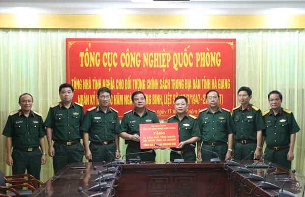Trung tướng Nguyễn Đức Lâm, Chủ nhiệm Tổng cục CNQP, trao 140 triệu đồng cho Bộ Chỉ huy Quân sự tỉnh Hà Giang để xây 2 căn nhà tình nghĩa tặng gia đình chính sách.
