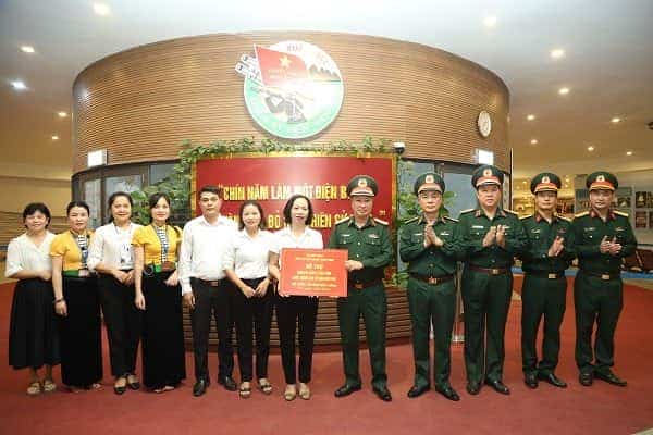 Trung tướng Nguyễn Mạnh Hùng - Bí thư Đảng ủy, Chính ủy Tổng cục CNQP, trao biểu trưng hỗ trợ kinh phí tặng Bảo tàng Chiến thắng Điện Biên Phủ.