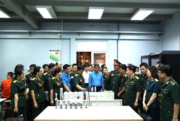 Xem công đoạn tạo phôi sản phẩm của Nhà máy Z111.