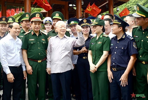 Tổng Bí thư Nguyễn Phú Trọng thăm hỏi cán bộ, chiến sĩ và lực lượng chức năng làm nhiệm vụ tại cửa khẩu Quốc tế Hữu Nghị (Lạng Sơn) trong chuyến công tác của Tổng Bí thư tại tỉnh Lạng Sơn vào tháng 8/2023: Ảnh: Báo Biên Phòng