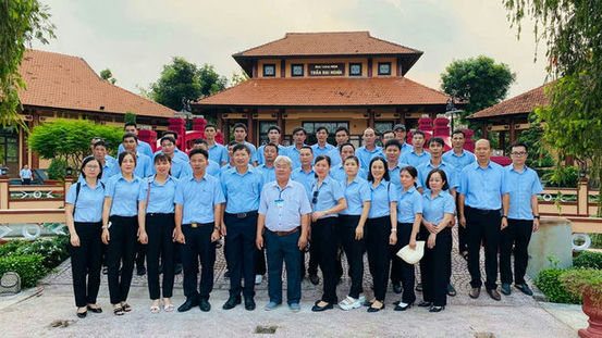 Chụp ảnh lưu niệm tại khu lưu niệm Giáo sư, Viện sĩ Trần Đại Nghĩa. 