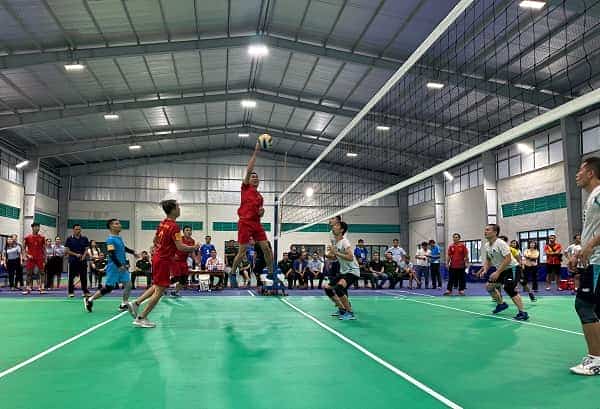 Pha tấn công của đội tuyển bóng chuyền Nhà máy Z121 trong trận chung kết gặp Nhà máy Z131.