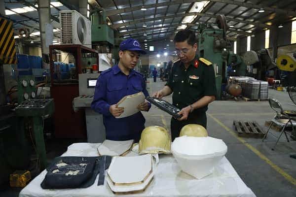 Sản xuất, chế thử áo giáp và mũ chống đạn.
