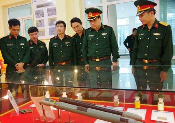 Thiếu tướng Hồ Quang Tuấn – Phó Chủ nhiệm, Tham mưu trưởng Tổng cục CNQP thăm và làm việc với Viện (17/10/2017).