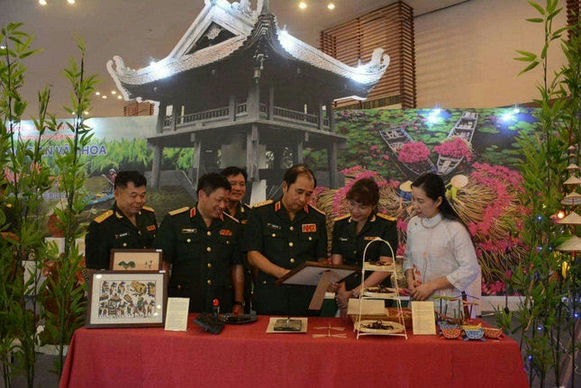 Thủ trưởng Bộ Tổng tham mưu Quân đội nhân dân Việt Nam tham quan khu trưng bày không gian văn hóa.