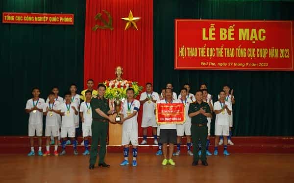 Thủ trưởng Tổng cục CNQP trao Cúp vô địch môn bóng đá nam tặng đội tuyển Trường Cao đẳng CNQP.
