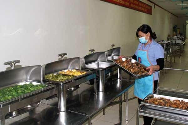 <span>Bữa ăn ca của người lao động sử dụng nguồn thực phẩm </span>