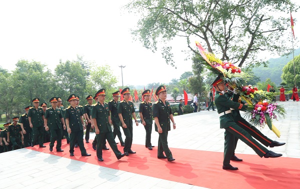 Dâng hoa, báo công tại Bức phù điêu “Bác Hồ nói chuyện với Đại đoàn quân Tiên phong” (thuộc Khu di tích lịch sử Đền Hùng, tỉnh Phú Thọ).