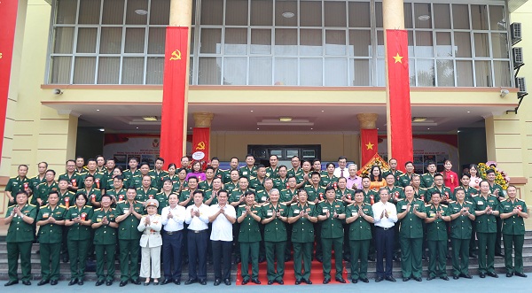 Thủ trưởng Bộ Quốc phòng và các đại biểu chụp ảnh lưu niệm.