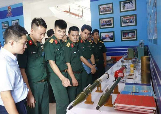 Các đại biểu xem một số sản phẩm do các nhà máy thuộc Tổng cục CNQP sản xuất trưng bày tại Đại hội.