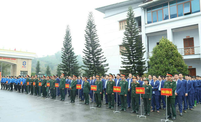 Cán bộ, công nhân viên và người lao động Nhà máy Z183 tham dự buổi ra quân.