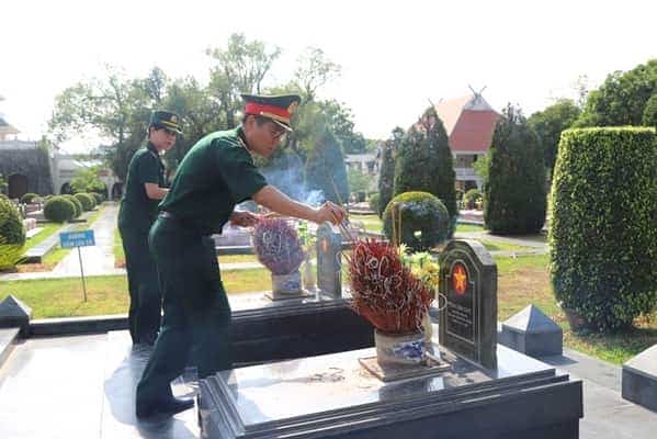 <span>Thăm viếng nghĩa trang liệt sĩ Điện Biên Phủ.</span>