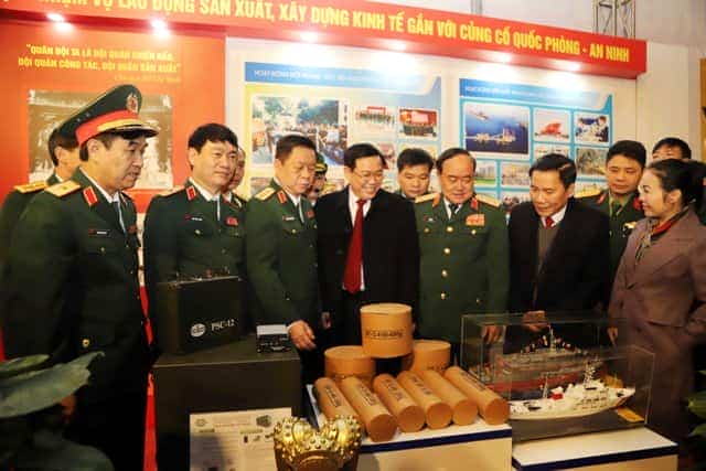 Phó Thủ tướng Vương Đình Huệ và các đại biểu tham quan khu triển lãm trưng bày thành tựu tham gia sản xuất, xây dựng kinh tế của Quân đội.