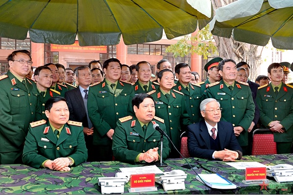 Tổng Bí thư Nguyễn Phú Trọng cùng các Thủ trưởng Bộ Quốc phòng, Tổng cục Chính trị QĐND Việt Nam giao lưu trực tuyến với bộ đội Trường Sa tại Hội nghị Quân chính toàn quân năm 2013. Ảnh: NGUYỄN MINH TRƯỜNG