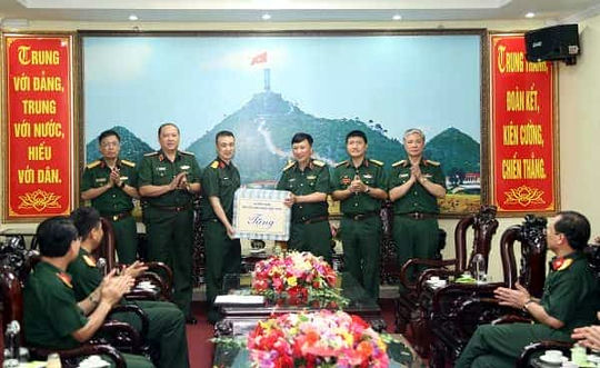Trung tướng Nguyễn Mạnh Hùng trao quà tặng Bộ chỉ huy quân sự tỉnh Hà Giang.