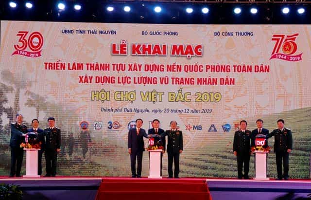 Các đại biểu bấm nút khai mạc Triển lãm-Hội chợ.