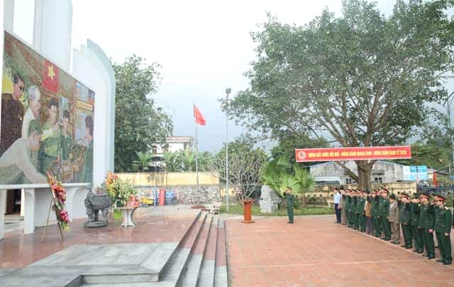 <span> Đoàn cán bộ Tổng cục CNQP dâng hương tại Khu lưu niệm </span>