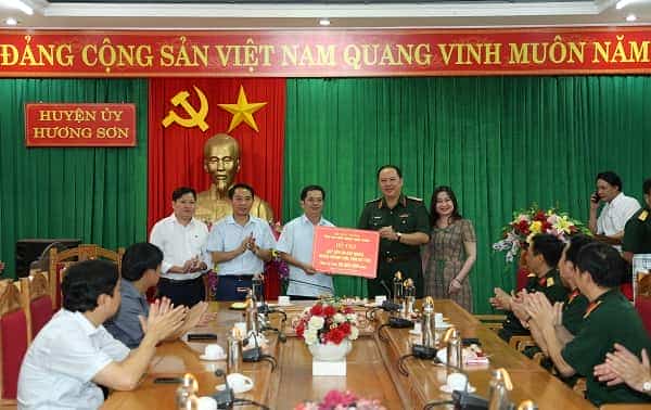 Thiếu tướng Nguyễn Việt Hùng trao biểu trưng hỗ trợ<br />
Quỹ “Đền ơn đáp nghĩa” của huyện Hương Sơn, tỉnh Hà Tĩnh.