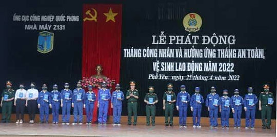 Đại tá Nguyễn Đình Đức, Uỷ viên Đoàn Chủ tịch Tổng Liên đoàn Lao động Việt Nam, Trưởng ban Công đoàn Quốc phòng, tặng quà đoàn viên công đoàn<br />
Nhà máy Z131.