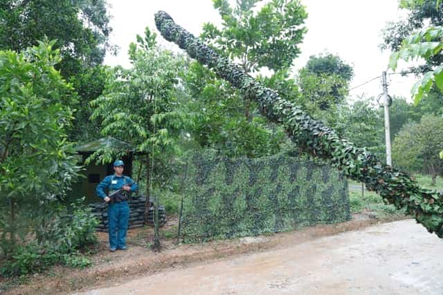Canh gác bảo vệ nơi sơ tán.