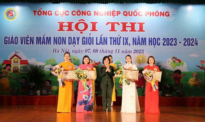 Đại tá Trần Thị Thu Hiền, Phó trưởng Phòng Tuyên huấn (Cục Chính trị) trao giải Ba tặng các thí sinh