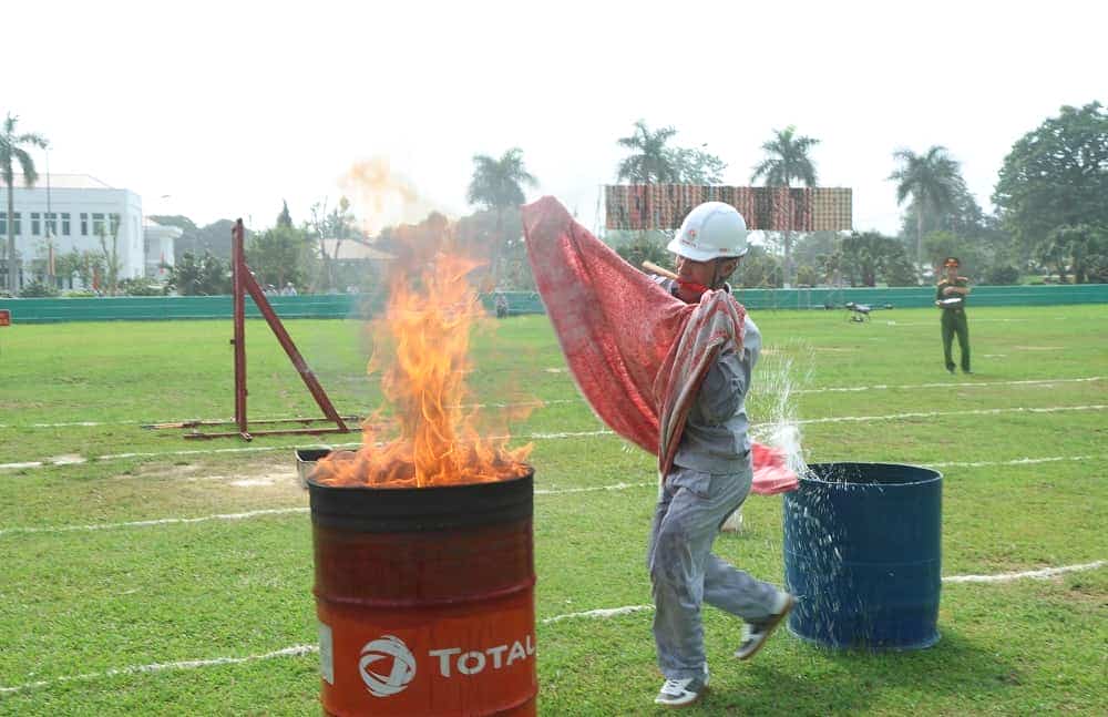 Sử dụng chăn ướt để dập tắt đám cháy.