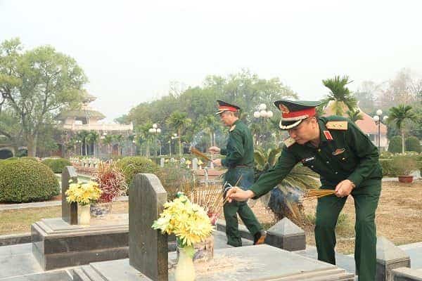 Thủ trưởng Tổng cục thắp hương tưởng nhớ các Anh hùng liệt sĩ tại Nghĩa trang liệt sĩ Quốc gia A1