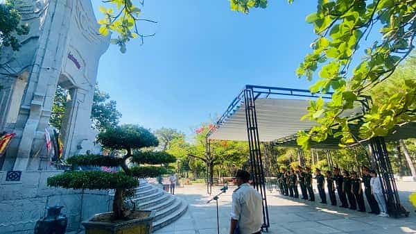 Viếng Nghĩa trang liệt sỹ quốc gia Trường Sơn.