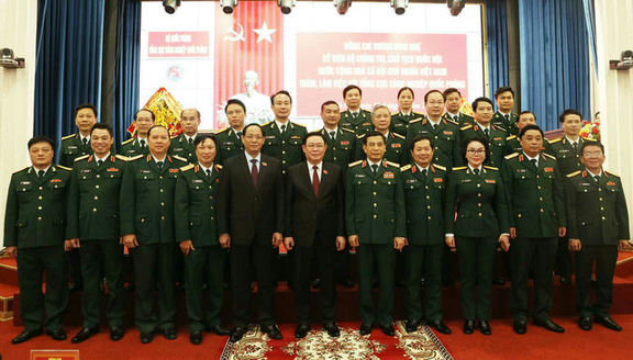 Lãnh đạo Quốc hội và Thủ trưởng Bộ Quốc phòng chụp ảnh lưu niệm với lãnh đạo, chỉ huy Tổng cục CNQP và các cơ quan Tổng cục.