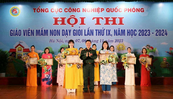 Đại tá Nguyễn Đức Thành, Trưởng Phòng Công tác quần chúng (Cục Chính trị) trao giải Nhì tặng các thí sinh.
