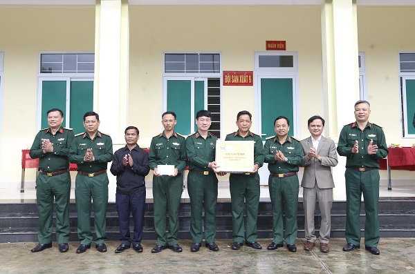 Thiếu tướng, TS. Trần Đình Thăng trao quà tặng Đội sản xuất 9. 