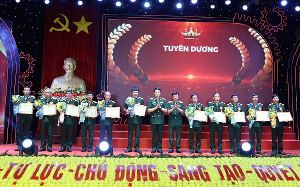 Trung tướng Nguyễn Mạnh Hùng, Chính ủy Tổng cục CNQP và Thiếu tướng Dương Văn Yên, Phó Chủ nhiệm Tổng cục CNQP, tuyên dương và trao Bằng khen tặng các tập thể điển hình tiên tiến.