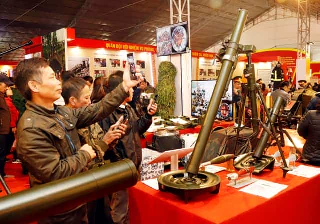 Người dân quan tâm đến các sản phẩm quốc phòng được trưng bày tại triển lãm.