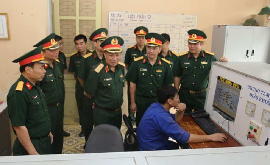 Kiểm tra trung tâm điều khiển dây chuyền sản xuất quốc phòng tại Nhà máy Z195.