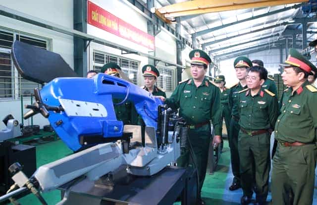 <span>Đoàn công tác kiểm tra sản phẩm cưa máy xuất khẩu do Nhà máy Z125 sản xuất.</span>