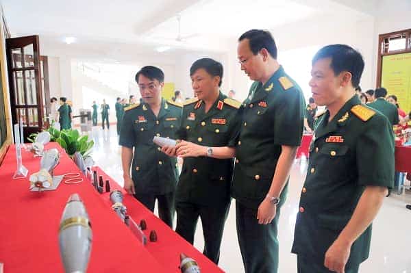 Trung tướng Nguyễn Mạnh Hùng, Bí thư Đảng ủy, Chính ủy Tổng cục CNQP, xem sản phẩm quốc phòng do Nhà máy Z115 sản xuất, trưng bày tại Đại hội.