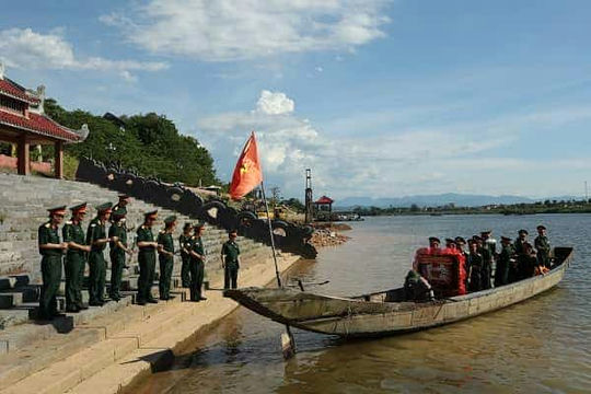 Thực hiện nghi lễ thả hoa tri ân các liệt sỹ trên sông Thạch Hãn<br />
(Quảng Trị).